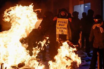 В Париже утроилось число задержанных протестующих
