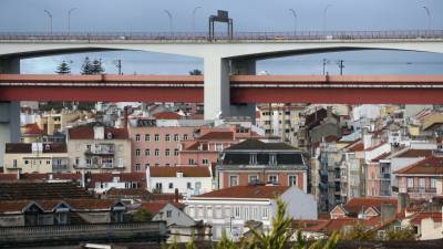 В Португалии запретили посещать родственников в Новый год