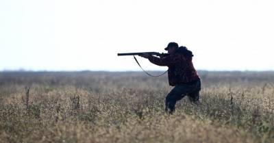 Охотники в Латгале случайно застрелили человека