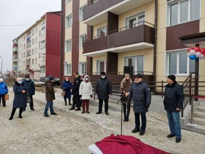 Переселенцам из ветхого жилья вручили ключи от новых квартир в Углегорске