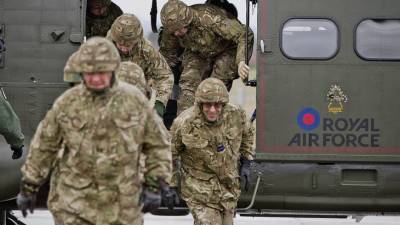 СМИ: Великобритания хочет использовать военную авиацию для доставки вакцины в страну