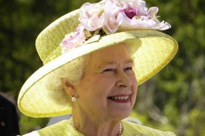 СМИ: Королева Великобритании собралась сделать прививку от COVID-19