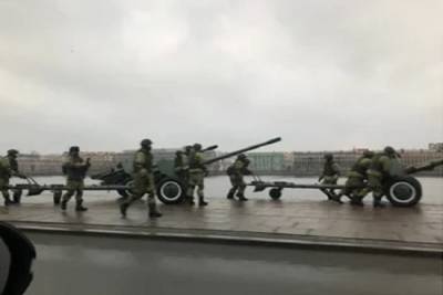 Петербуржцы заметили на набережной Невы пушки и военных
