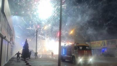 Мощный пожар на рынке в Ростове-на-Дону уничтожил павильон с пиротехникой