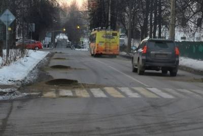 Сами раскатают: в Ярославле песок на дороги стали рассыпать кучками