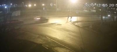 Автомобиль чуть не сбил двух пешеходов на "зебре" в Петрозаводске (ВИДЕО)