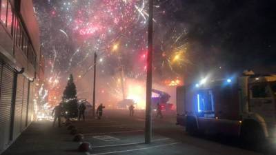 В Ростове-на-Дону на площади 2,5 тысячи «квадратов» горит павильон с пиротехникой