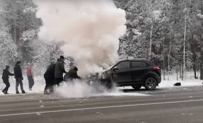 "Огнетушители, вода и снег". Очевидцы тушили загоревшийся автомобиль на трассе Тюмень - Омск
