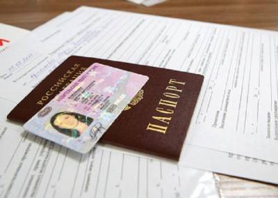 Водителям в России станут выдавать новые права и паспорта транспортного средства