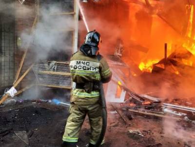 Торговый павильон горит на площади 3 тыс. кв. метров в Ростове-на-Дону