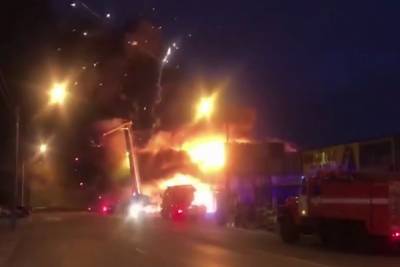 Опубликовано видео горящего ростовского павильона пиротехники