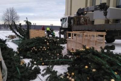 В Кинешме устанавливают новогоднюю елку и заливают 11 катков
