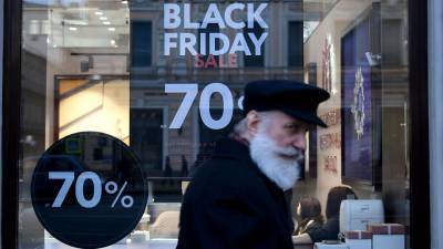 Россияне стали покупать меньше товаров в «черную пятницу»
