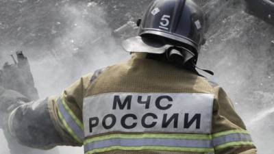 В Ростове-на-Дону почти 200 человек тушат пожар в павильоне