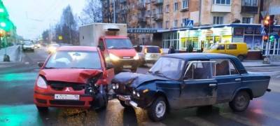 Два автомобиля не поделили перекресток в Петрозаводске