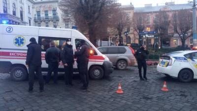 В Черновцах патрульный автомобиль сбил женщину