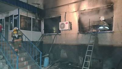 В Кентау горел офис Казпочты. Спасатели выясняют причину возгорания