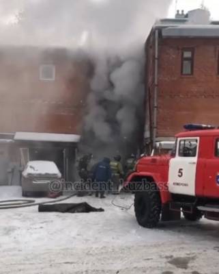 В Кемерове загорелся автомобиль в гараже