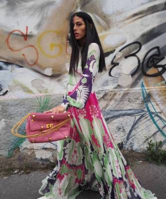 Плиссированные цветы и самая красивая розовая сумка: итальянка Джильда Амбросио раскрашивает зиму