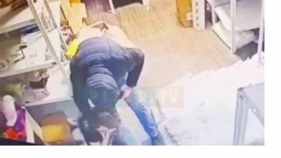 Неизвестый с пистолетом напал на отделение интернет-магазина на юге Петербурга