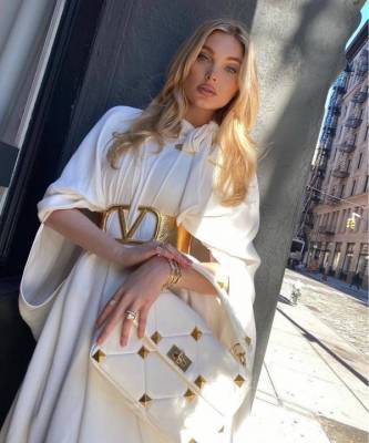 Греческая нимфа: Эльза Хоск в струящемся платье Valentino
