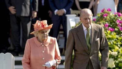 Елизавета II и принц Филипп планируют сделать прививку от коронавируса