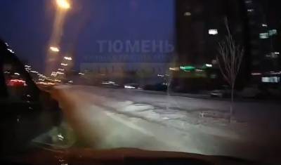 Тюменский водитель неудачно перестроился и вытолкнул машину на тротуар