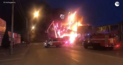 В Ростове загорелся павильон с пиротехникой, огнем охвачено 4 тысячи кв. метров – видео