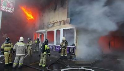 Почти 450 человек и более 130 единиц техники тушат пожар на рынке в Ростове-на-Дону