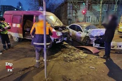 Такси и фургон влобовую столкнулись в Петрозаводске. Видео