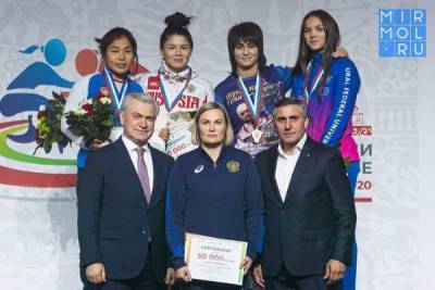 Дагестанки завоевали медали на чемпионате России по женской борьбе