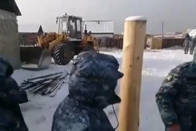 Судебные приставы начали сносить дома россиян в 20-градусный мороз