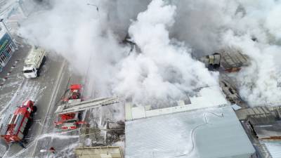 В МЧС назвали предварительную причину пожара на рынке в Ростове-на-Дону