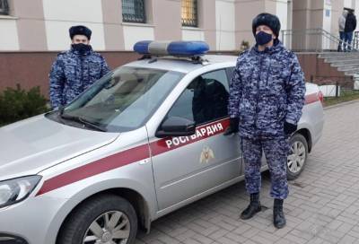 Росгвардия задержала четверых петербуржцев, перевозивших почти килограмм наркотиков