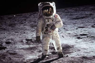 США планируют отправить на Луну первую женщину-астронавта