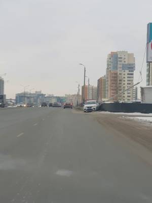 В Челябинске такси уронило столб на автомобили на парковке