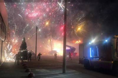 В Ростове-на-Дону загорелся павильон с фейерверками: они начали взрываться прямо в воздухе (видео)