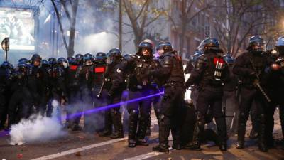 Более 65 полицейских пострадали во Франции во время демонстраций