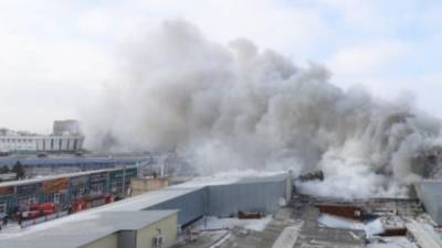 В Ростове-на-Дону пылает вещевой рынок. Площадь возгорания - 4 тыс. кв. м