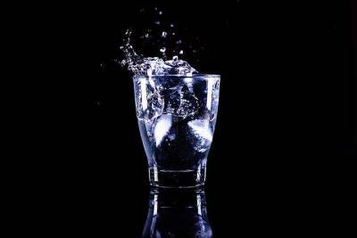 Учёные рассказали, какую воду не следует пить по утрам