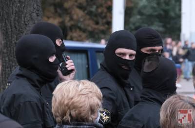 Силовики задерживают участников локальных маршей в разных районах Минска
