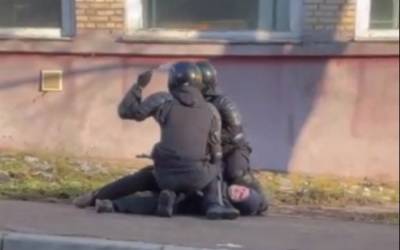 Видеофакт. Силовик коленом сдавливает голову задержанному в Минске