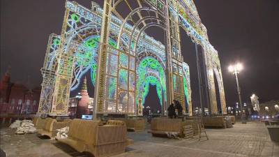 Волшебство и улыбки: Москва готовится к Новому году