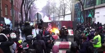 Майдан в Париже: десятки тысяч людей вышли на улицы, кадры масштабного бунта