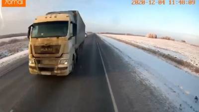 Фатальное столкновение грузовиков на трассе попало на видео