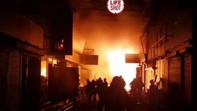 В Ростове загоревшийся павильон с фейерверками тушили 150 человек. ВИДЕО