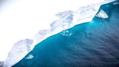 Самый большой дрейфующий айсберг попал в объектив фотокамеры