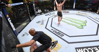 Боец UFC нокаутировал соперника сокрушительным ударом коленом (видео)