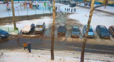 На Ленинского Комсомола заливает улицу: произошла авария