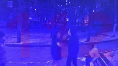 В Москве полицейский из травматического оружия выстрелил в девочку
